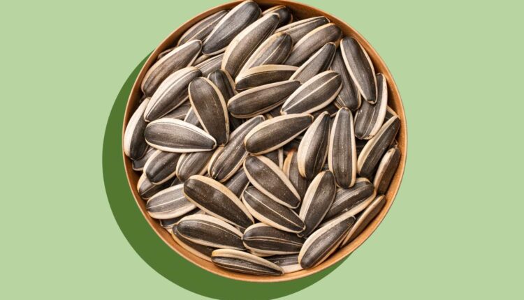 1723655617 830 با مصرف این ۱۱ غذا، با عینک خداحافظی کنید ساحل دانش