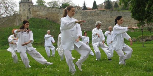 1740132706 345 ۱۳ ورزش مناسب برای زنان بالای ۵۰ سال ساحل دانش