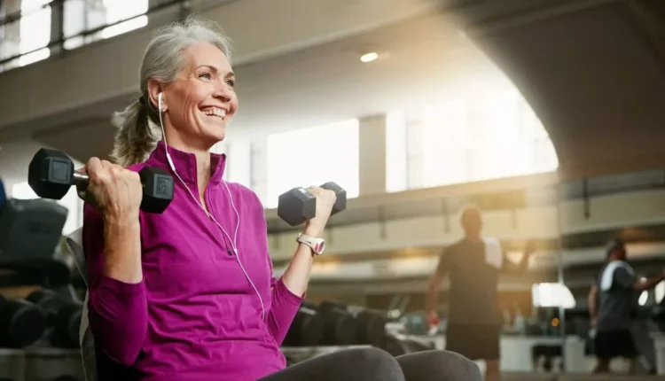 1740132706 974 ۱۳ ورزش مناسب برای زنان بالای ۵۰ سال ساحل دانش.webp