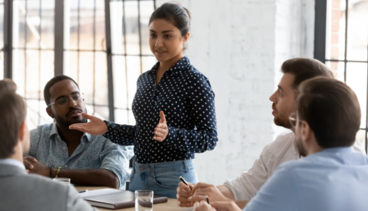 ۱۰ ویژگی رفتاری افراد دورو در رابطه عاطفی ساحل دانش.webp