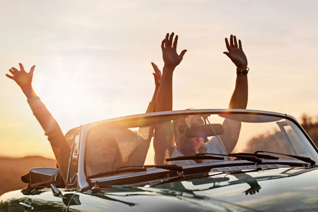 یک زن و مرد در ماشین