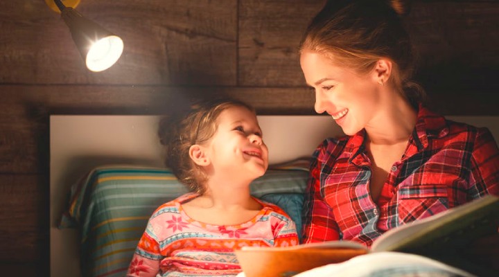 کتاب خواندن برای کودک در وقت خواب