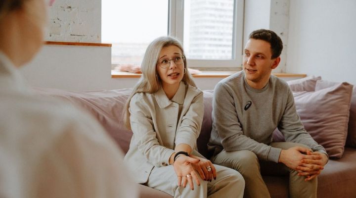 دلبستگی آشفته؛ علائم، علت و تأثیر آن بر روابط اجتماعی و عاطفی ما 3 مراجعه به درمانگر برای مقابله با دلبستگی آشفته