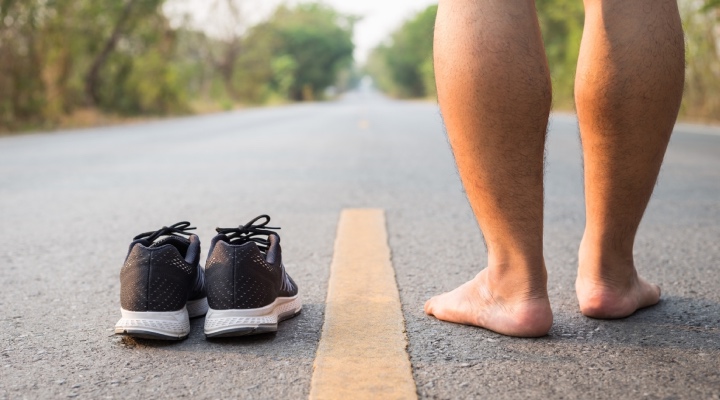 ورزش بدون کفش؛ آیا زمان ورزش حتما باید کفش بپوشیم؟ 3 پیاده روی بدون کفش