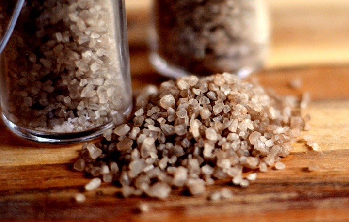 انواع نمک خوراکی و کاربرد آن در آشپزی 34 انواع نمک خوراکی - نمک دودی