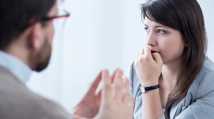 مراجعه به درمانگر برای درمان اضطراب شدید