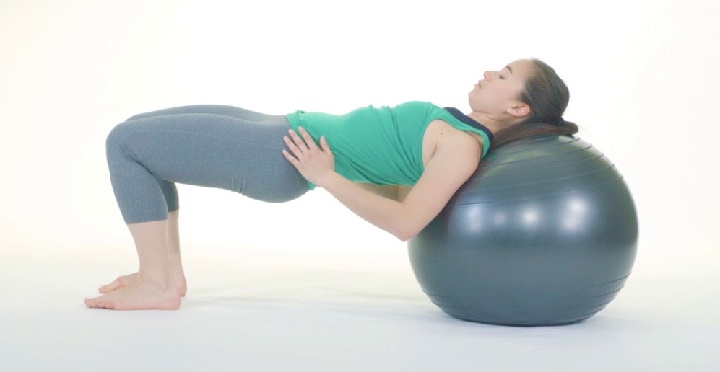 آشنایی با توپ جیم بال و مزایا آن + حرکات ورزشی برای اغاز 43 حرکت پل با توپ جیم بال