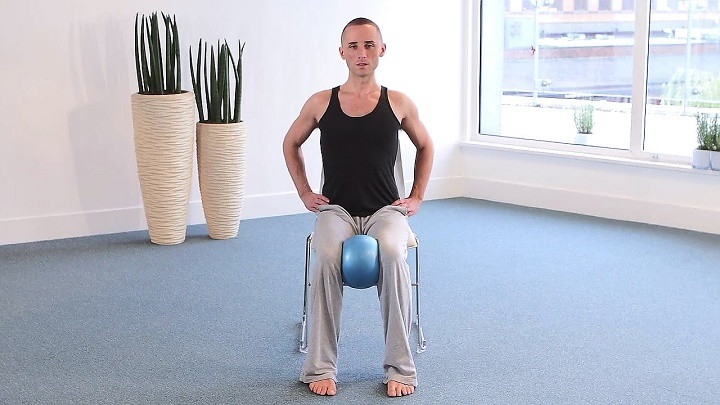 آشنایی با توپ جیم بال و مزایا آن + حرکات ورزشی برای اغاز 42 فشردن قسمت داخلی ران ها با توپ جیم بال