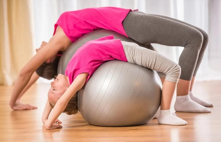 آشنایی با توپ جیم بال و مزایا آن + حرکات ورزشی برای اغاز 38 کشش عضلات شکم با توپ جیم بال