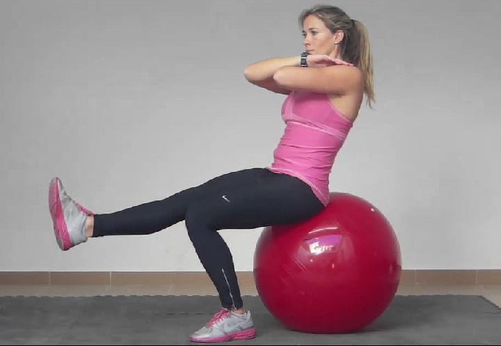 آشنایی با توپ جیم بال و مزایا آن + حرکات ورزشی برای اغاز 39 اکستنشن پا با توپ جیم بال