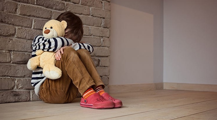 تله رهاشدگی - تصویر کودکی که ناراحت است