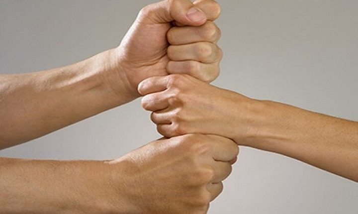 چرخاندن گل در دست‌های شرکت‌کنندگان بازی گل یا پوچ