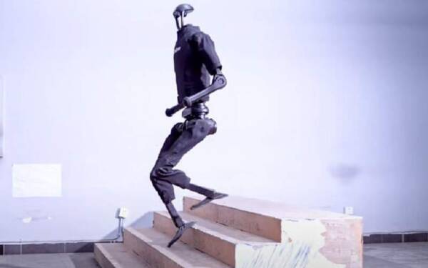 سرعت جهانی حرکت روی پله‌ها توسط ربات انسان نمای چینی شکسته شد