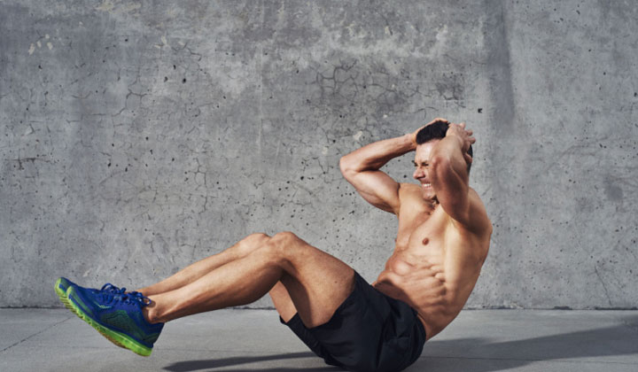 انواع حرکت کرانچ؛ روش انجام و اشتباهات رایج_ساحل دانش 18 فشارآوردن به شانه و گردن از اشتباهات انجام حرکت کرانچ