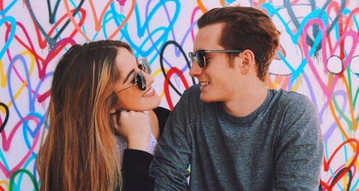 زنی در حال تعریف کردن از مرد