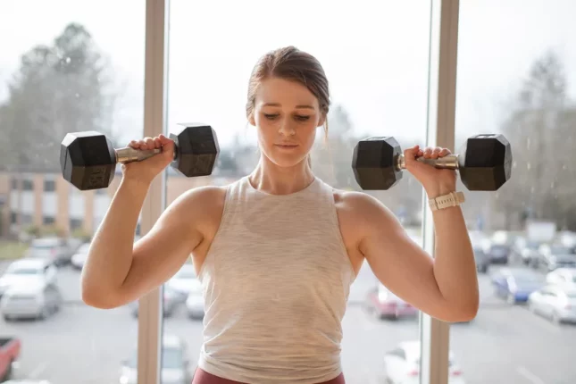 راهنمای کاهش وزن و چربی سوزی با دمبل + آموزش تصویری ۱۰ حرکت