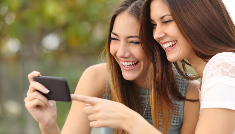 چرا از دیدن ویدئوهای خجالت‌آور دیگران سیر نمی‌شویم؟