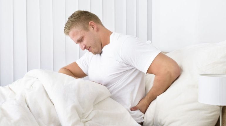 کمر درد صبحگاهی: چرا کمرم صبح‌ها درد می‌گیرد؟+‌ را‌های درمان کمر درد صبحگاهی