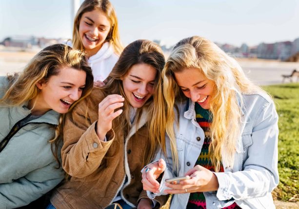 چطور در دوره‌های مختلف بزرگسالی دوست پیدا کنیم؟