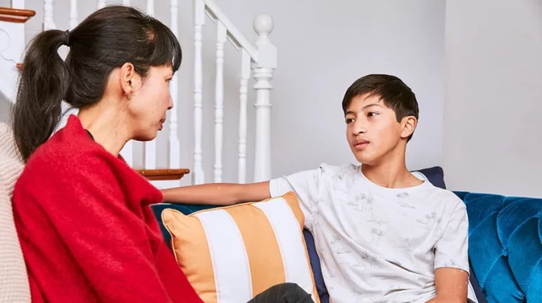 رفتار با نوجوان پرخاشگر: چطور با پرخاشگری نوجوانان مواجه شویم؟