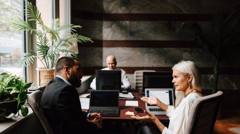 چگونه مشاور مالی شویم: مشاور مالی شدن در ۷ گام